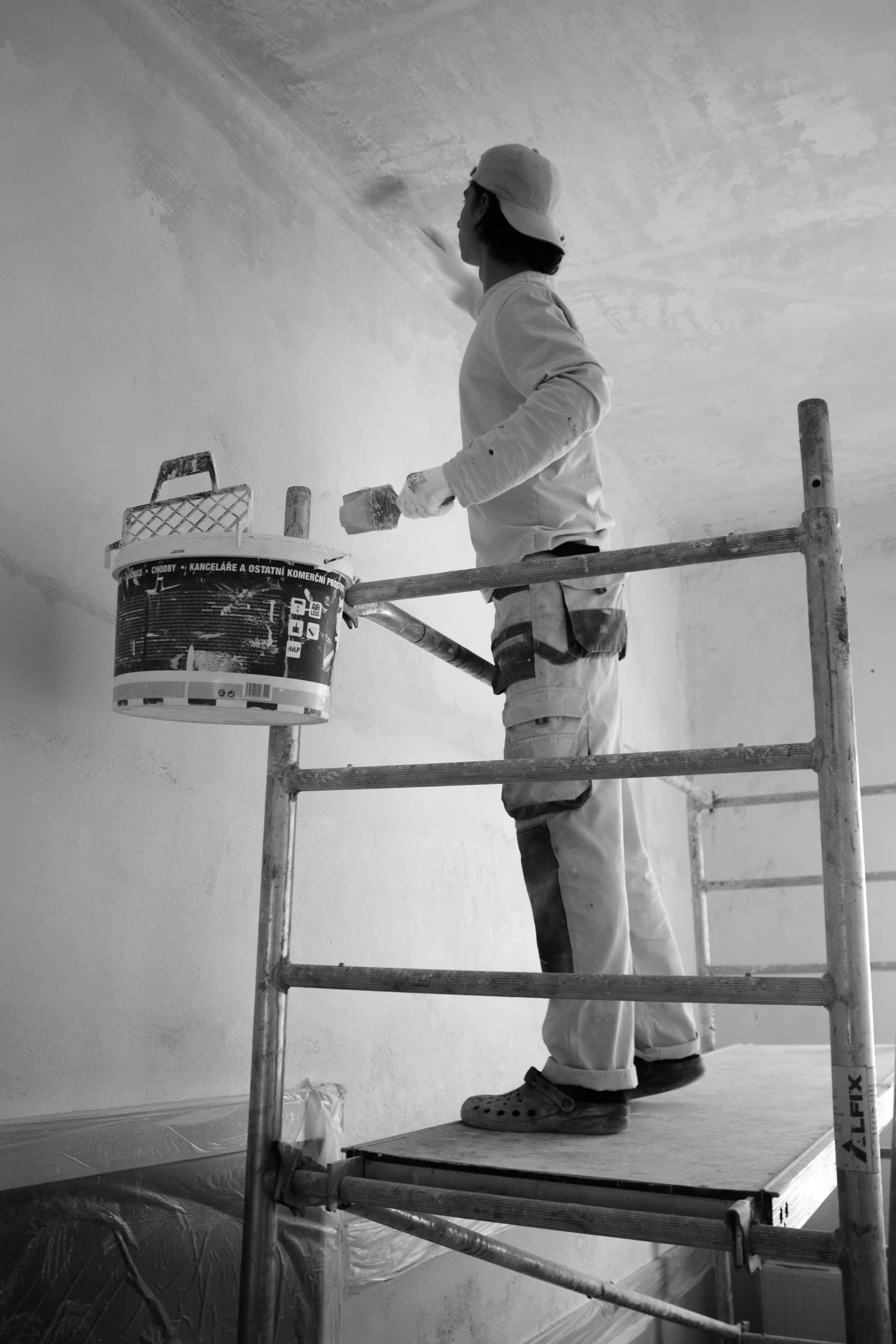 Artisan peintre appliquant une peinture murale intérieure