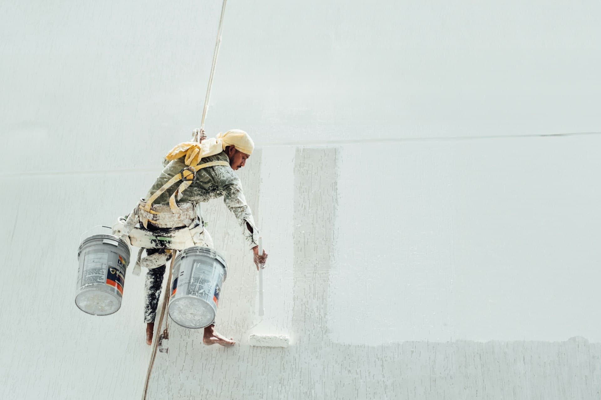 Peinture d'un mur intérieur en cours de finition